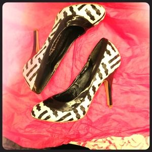 🌟TRADED🌟Chic black & white heels. Size 5
