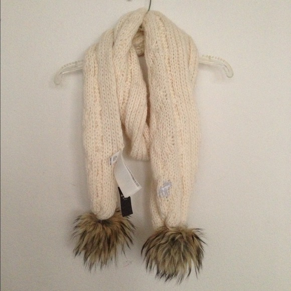 Abercrombie & Fitch Accessories - White/Cream Cable Knit Pom Scarf