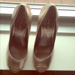 Women's rose gold tone/metallic Nine West peep toe