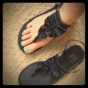 Gap black ruffle strappy sandals
