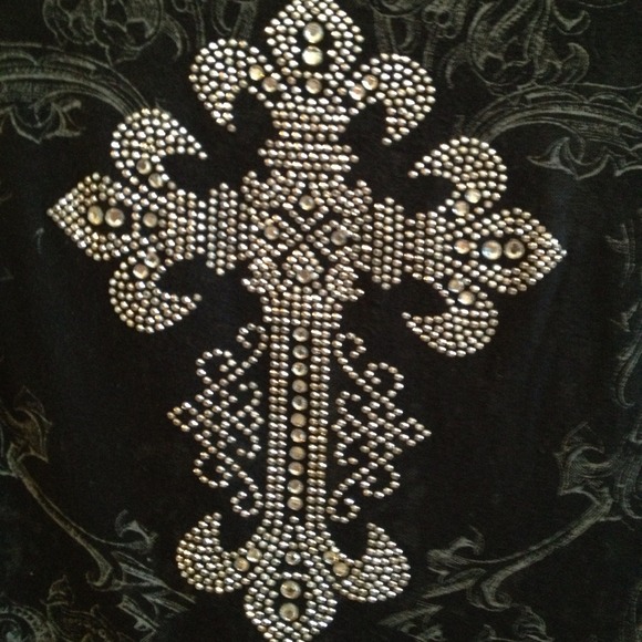 ⭕️SOLD/BUNDLED⭕️Black T shirt with cross jewels - Picture 2 of 3