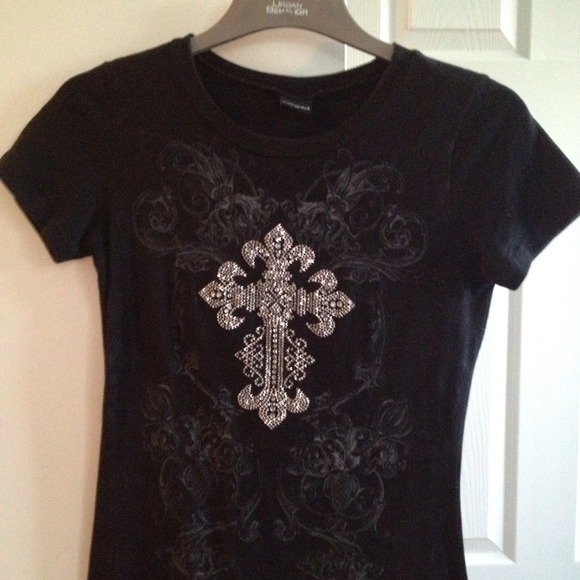 ⭕️SOLD/BUNDLED⭕️Black T shirt with cross jewels - Picture 3 of 3