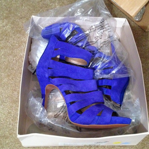 BCBG cobalt blue shoes size 10
