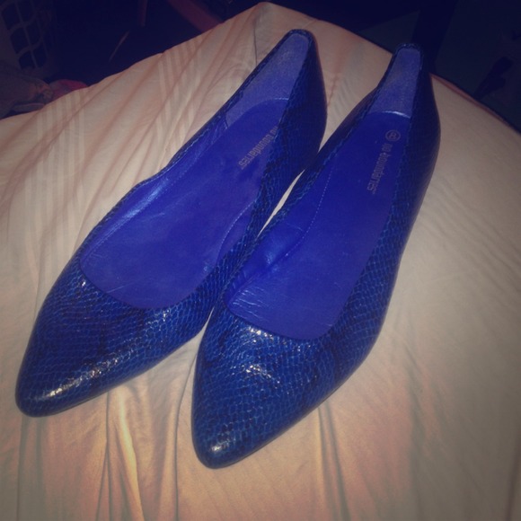 ✌MARKED DOWN✌ blue snakeskin flats