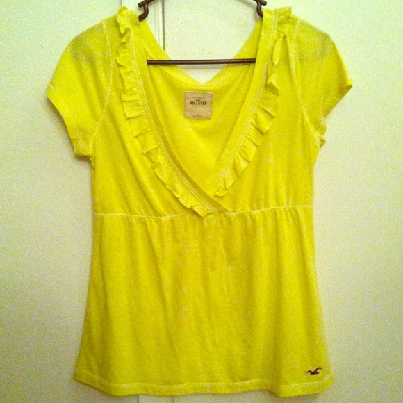 🎉REDUCED🎉hollister yellow v-neck!🎀✨