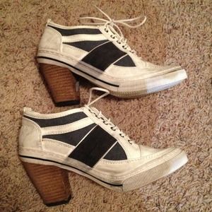 <Price Reduced>NWOT Distressed Leather Sporty Pump