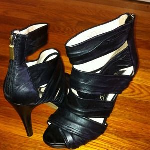 Black heals with zipper