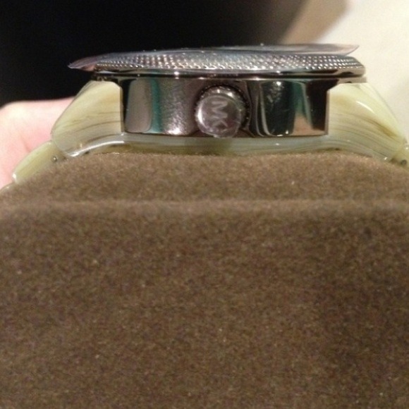 🔴*SOLD*🔴authentic Michael Kors watch - Picture 3 of 4