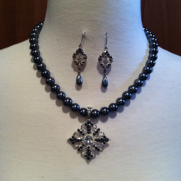 Necklace and earrings set..🌷