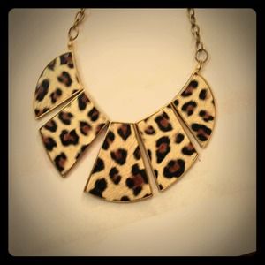 Animal print neckpievec