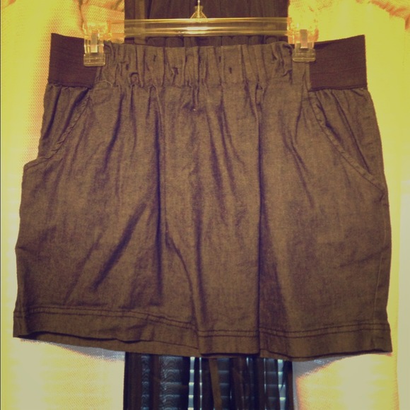 Ruched-waist denim mini skirt with two pockets