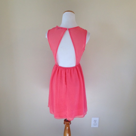 🚫SOLD IN A BUNDLE🚫 Pink and white summer dress - Picture 2 of 4