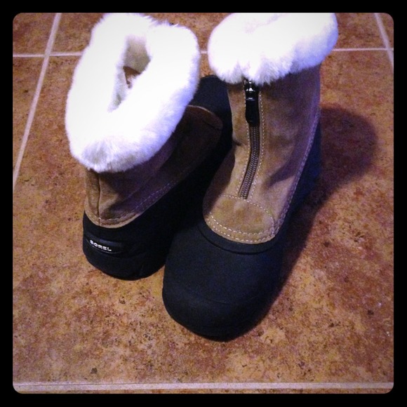 Sorel snow boots with the fur😊