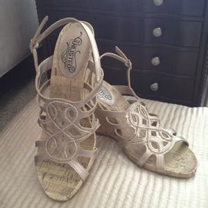 *Just Reduced*  Unlisted Gold Sandal - Size 8