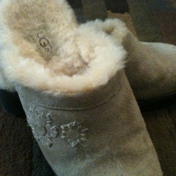 Cute Uggs size 7 slip ins