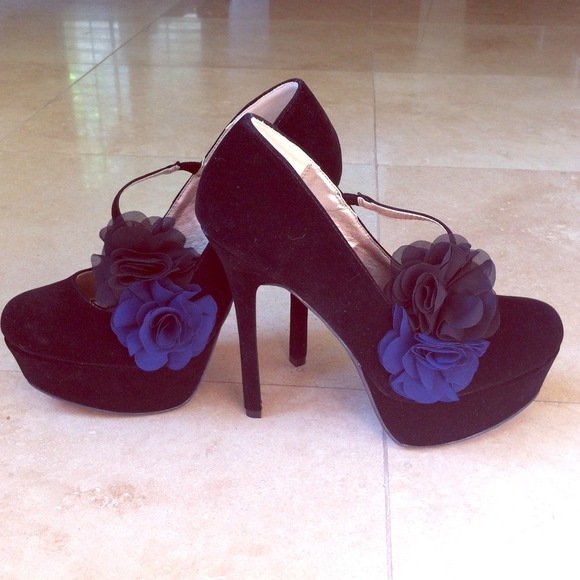 Qupid Shoes - Sexy black velvet heels!