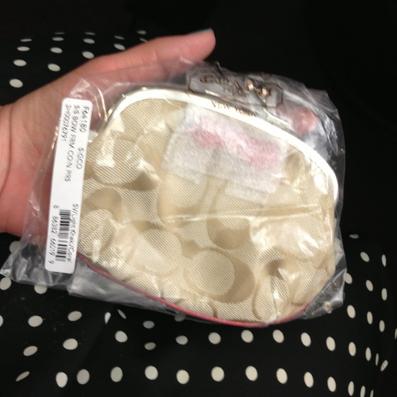 Be back soon - Authentic Coach Coin Purse - Picture 2 of 4