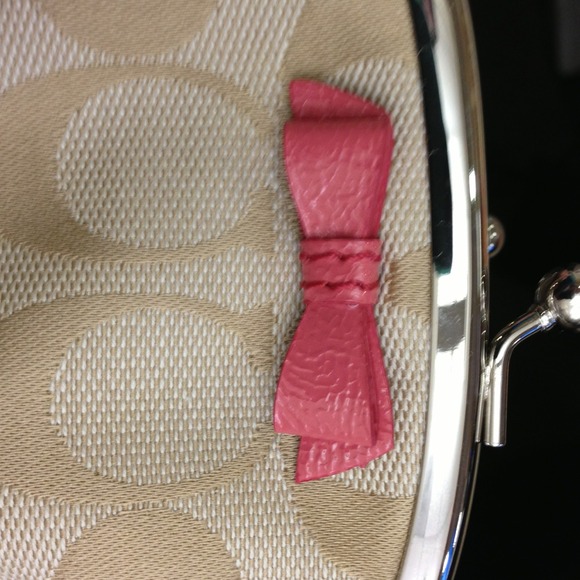 Be back soon - Authentic Coach Coin Purse - Picture 4 of 4