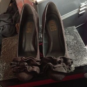 NIB Mix No 6 M-Olivia Grey Suede Wedges