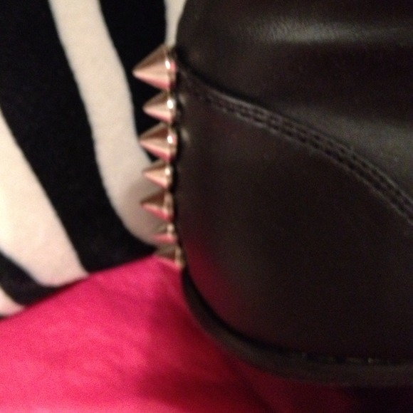 Black Spiked Boots💄~⬅PRICE✂ - Picture 2 of 4