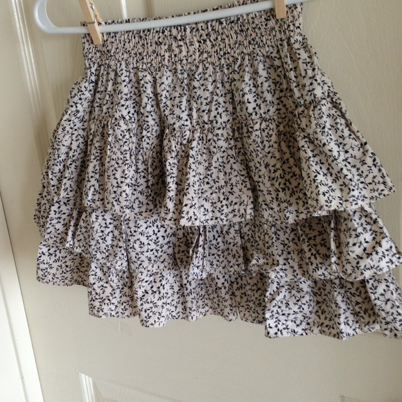 Short skirt - Picture 2 of 3