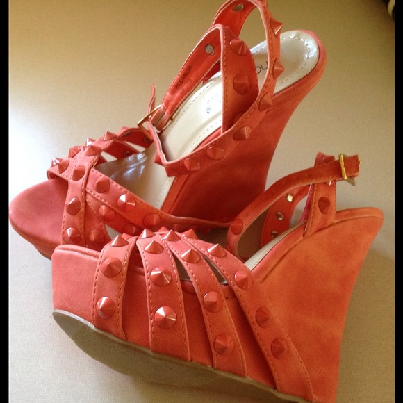 Never worn Shoe Dazzle Eleanor Coral Wedge
