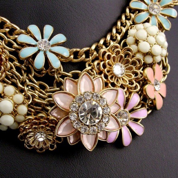 ⛔️REDUCED⛔️Cute flower chunky necklace - Picture 2 of 2