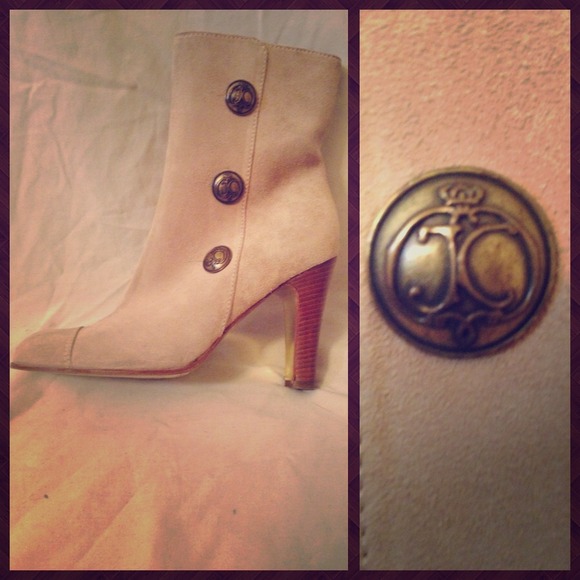 SOLD - Juicy Couture Suede Ankle Boots 🐝