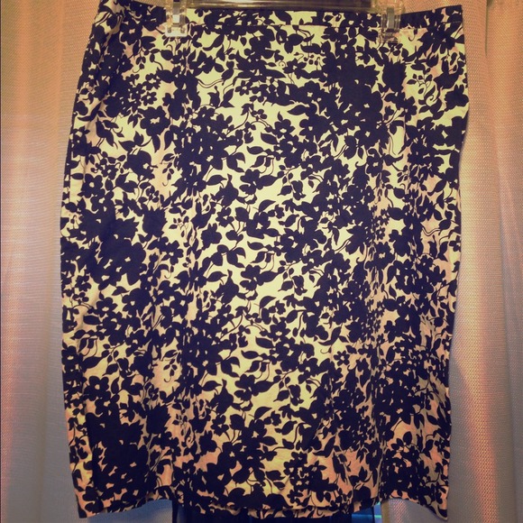 Abstract floral print knee-length skirt
