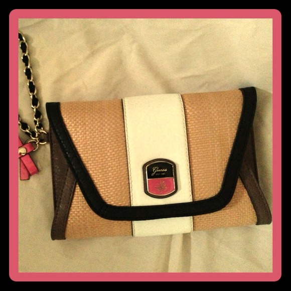 SOLD - New Guess Clutch 🐝