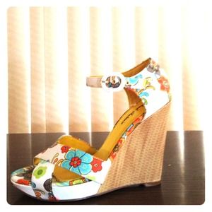 Floral print wedge