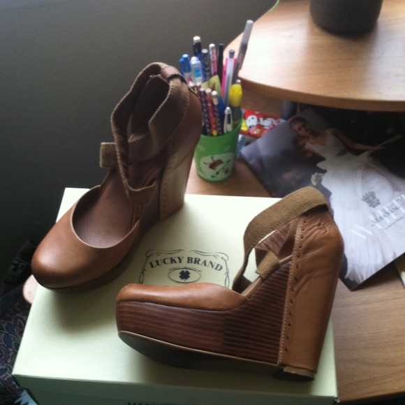 Nice Lucky Brand wedges - Picture 2 of 4