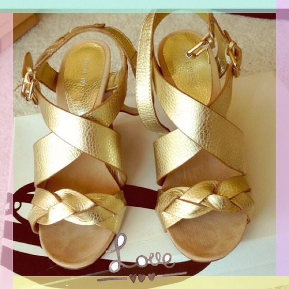 Ninewest wedges gold leather size 6💋