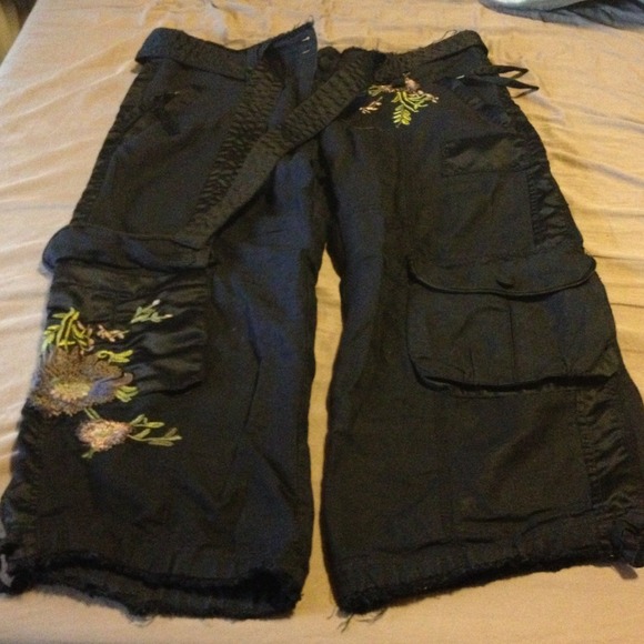 Sale!! Cute black with flower detail Capri pants