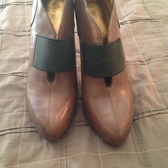 Closed toe cross over pump and boot style - Picture 2 of 3