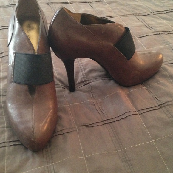 Closed toe cross over pump and boot style - Picture 3 of 3