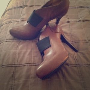 Closed toe cross over pump and boot style