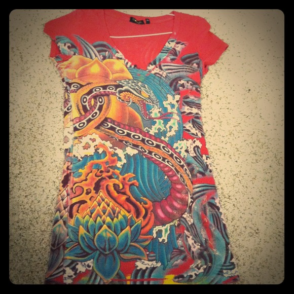 Ed hardy V neck shirt. Size : small.