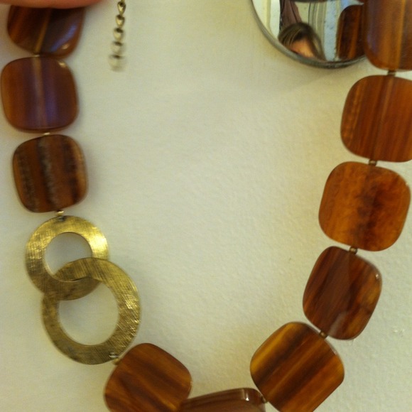 ⚡Reduced!⚡Brown "wood" and gold clasp necklace!