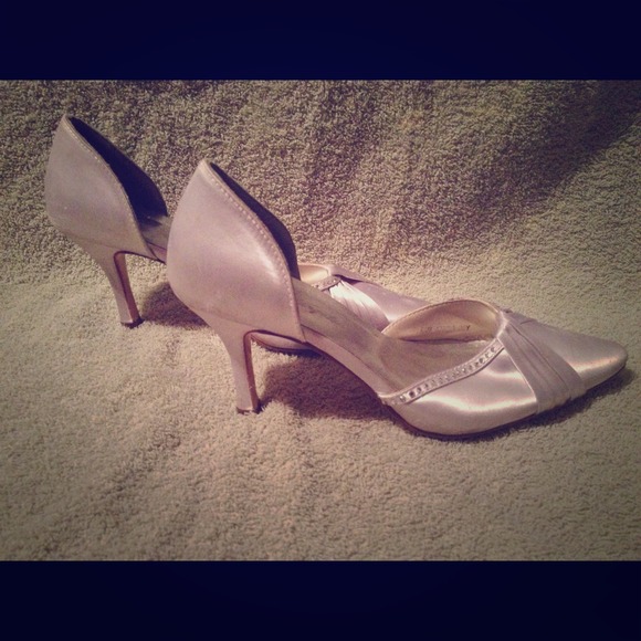 Silk & rhinestoned 💎👠 pointed heals! - Picture 1 of 2