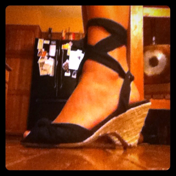 Espadrilles, tie up, can be styled any way. 😍