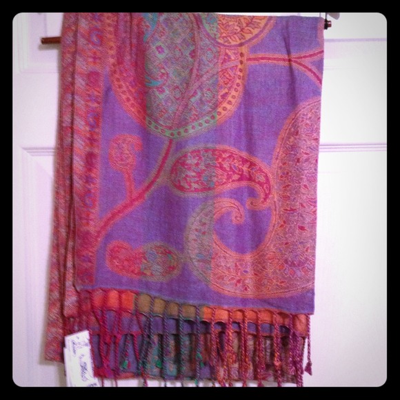 ***SOLD***Beautiful shawl NWT!!