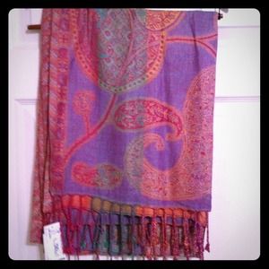 ***SOLD***Beautiful shawl NWT!!