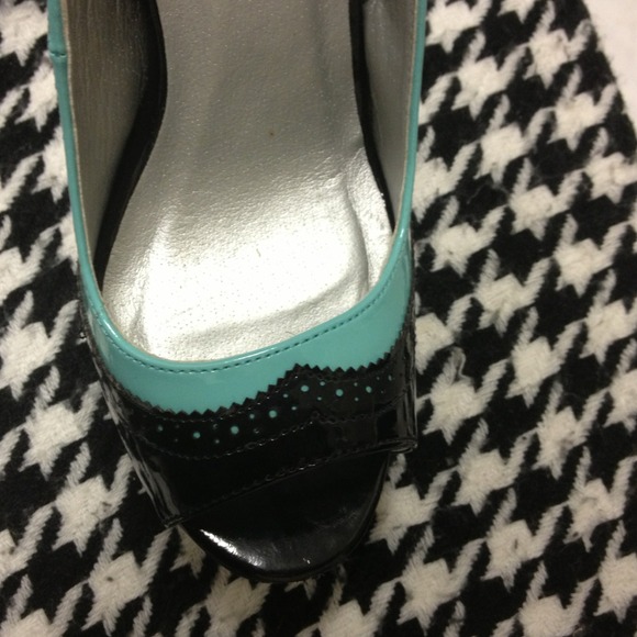 Brand new black open toe high heels - Picture 3 of 4