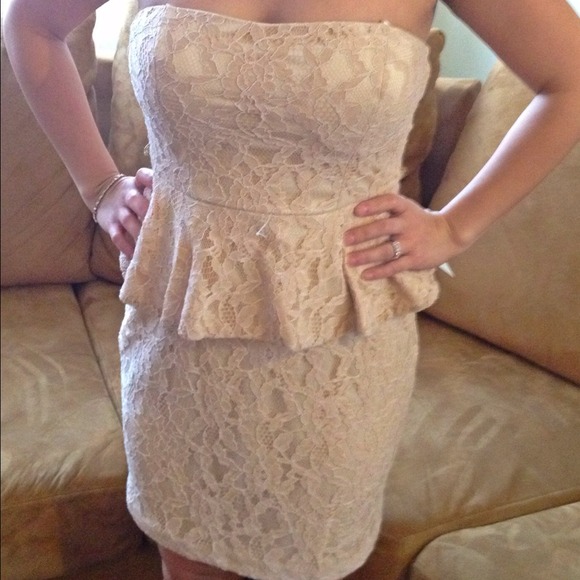 🎀Brand New Lace Tube Top Peplum Dress🎀
