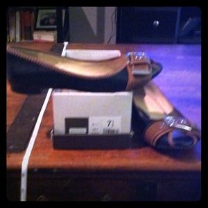 👣Black & Tan flats!