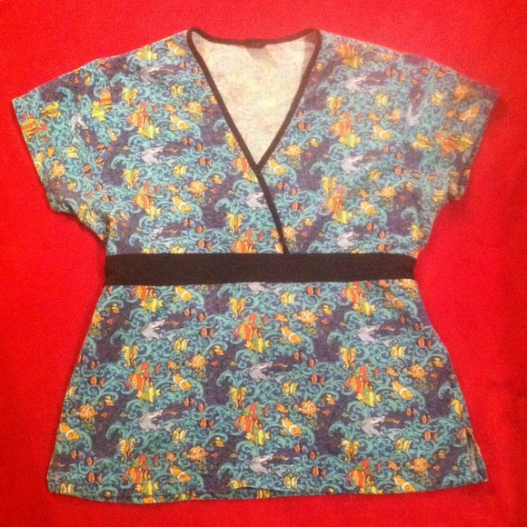 FISH SCRUB TOP - Picture 1 of 3