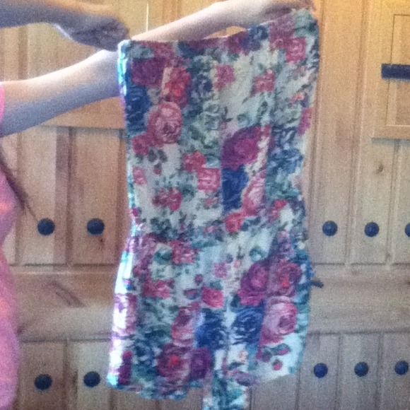 Cute floral romper - Picture 3 of 3