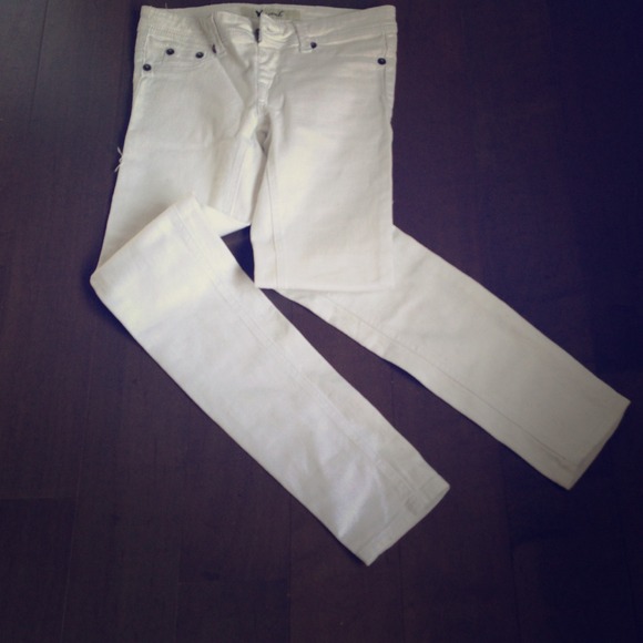 ⭐SOLD⭐White Jeggings/ skinnies