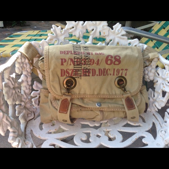 Canvas shoulder bag